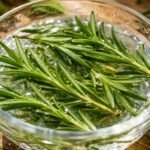 Friss rozmaringvíz és házi készítésű ital, természetes bőrszépítő és hajápoló hatásával.