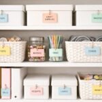 Színes etikett címkék rendszerezik a háztartási tárgyakat és irodát.